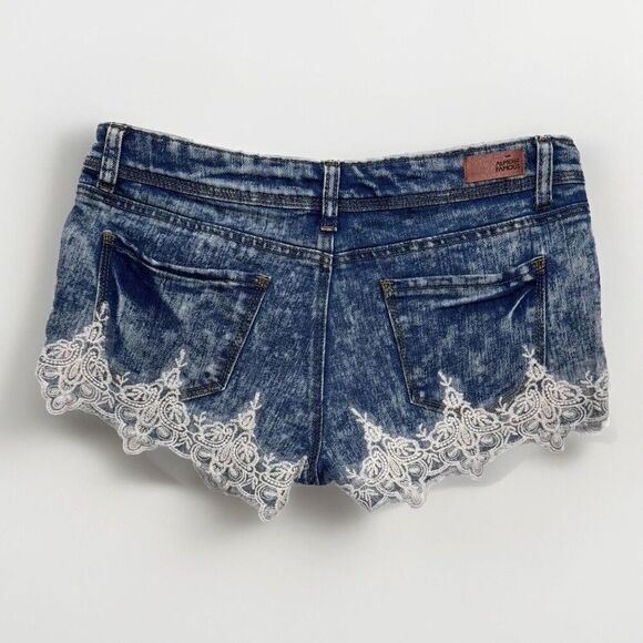 Almost Famous Shorts Juniors 9 Distressing Lace Embroidered Measures W30 - Picture 2 of 7